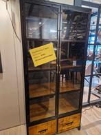 Metalen ( vitrine ) kast met houten legborden., Ophalen, Nieuw, 50 tot 100 cm, Glas