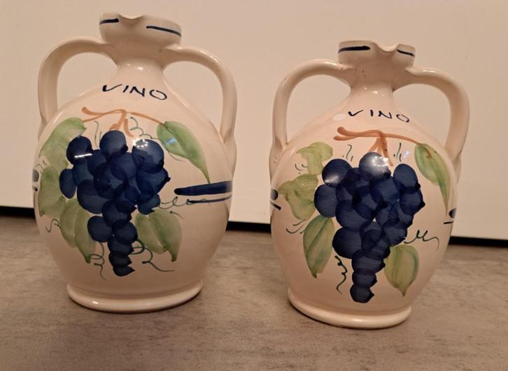 Vino Italiaanse handpainted schenkkan - 2 stuks, Huis en Inrichting, Keuken | Servies, Zo goed als nieuw, Overige typen, Overige stijlen
