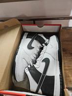 Nike Dunk High Retro SE – DD3359-100 (maat 42), Kleding | Heren, Schoenen, Overige kleuren, Nike, Nieuw, Ophalen of Verzenden