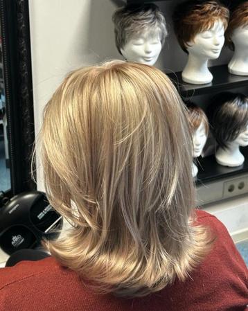 Mooie synthetische pruik halflang blond. Merk Ellen Wille. beschikbaar voor biedingen