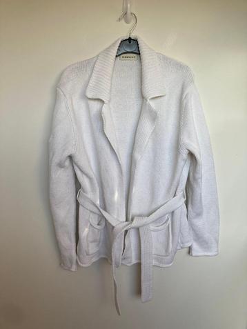 Repeat wit grofgebreid vest met ceintuur maat M 40 beschikbaar voor biedingen