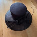 Elegante dames hoed / bruin met versiering., Ophalen of Verzenden, Zo goed als nieuw