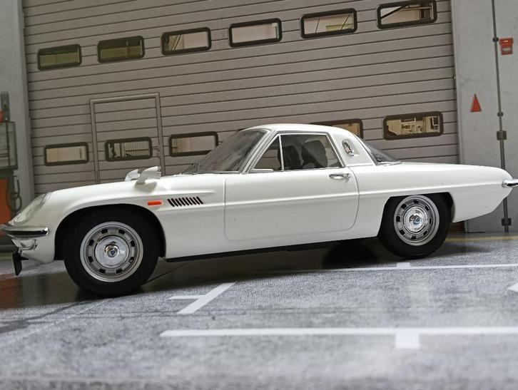 Mazda Cosmo Sport 1966 Wit Triple9 collection 1:18, Hobby en Vrije tijd, Modelauto's | 1:18, Zo goed als nieuw, Auto, Overige merken