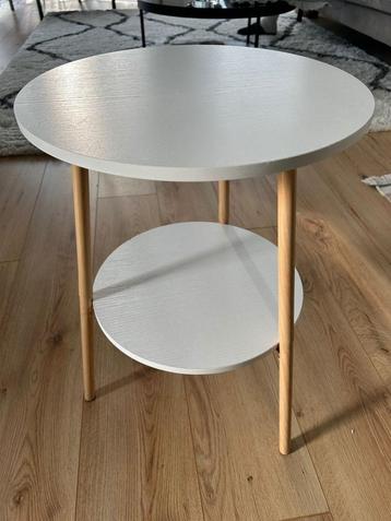 Minimalist Side Table – Excellent Condition! beschikbaar voor biedingen