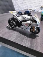 Valentino Rossi Yamaha Estoril 2009 model 1:10 Maisto, Hobby en Vrije tijd, Modelauto's | 1:5 tot 1:12, Ophalen of Verzenden, Motor