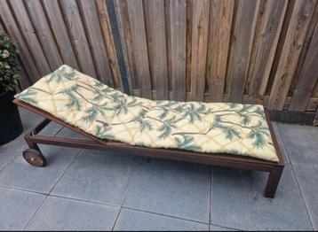 Mooi Houten ligbed beschikbaar voor biedingen