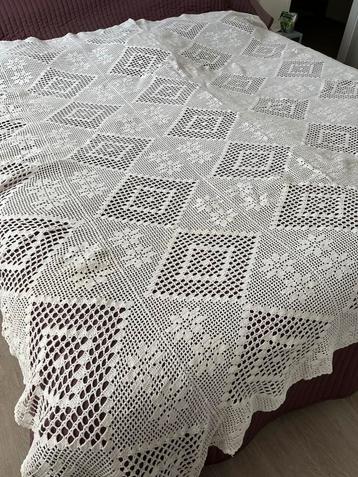 Vintage witte zware katoenen bedsprei beschikbaar voor biedingen