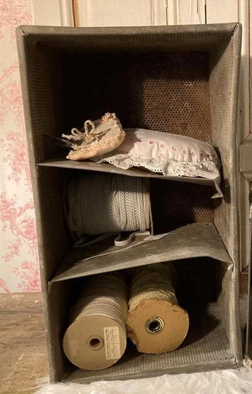 Brocante oude metalen vakkenbak uit de sigarenindustrie beschikbaar voor biedingen