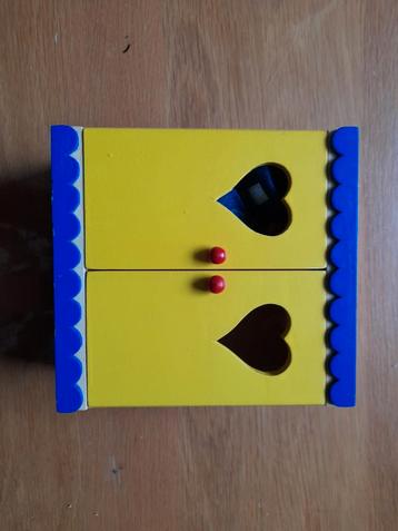 Poppenkledingkastje met kleertjes en houten poppen beschikbaar voor biedingen