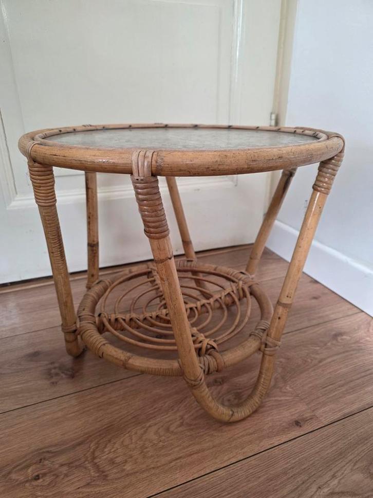 Vintage Rotan Bijzettafel met Glasplaat, Huis en Inrichting, Tafels | Bijzettafels, Gebruikt, Rond, Minder dan 45 cm, Minder dan 55 cm