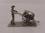 Zilveren miniatuur Soldaat met ton op handkar           Z465, Antiek en Kunst, Ophalen of Verzenden, Zilver