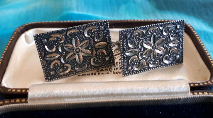 Oude Manchetknopen met Zilveren Bloemdecoratie., Sieraden, Tassen en Uiterlijk, Antieke sieraden, Manchetknopen, Zilver, Verzenden