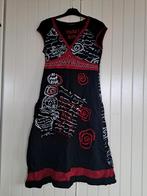 Zwartrode jurk met print en borduursels, mt.M, Kleding | Dames, Maat 38/40 (M), Verzenden, Zo goed als nieuw, Onder de knie