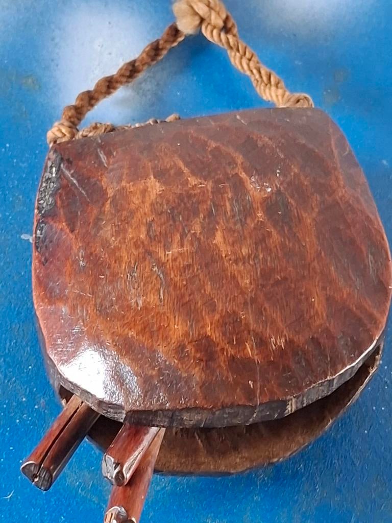 Geitenbel. Hout. Oud. Houtsnijwerk. 10/10 cm., Ophalen