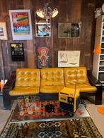 Vintage jaren 70 okergele leren bank, houten leuningen, Ophalen, Vintage, Zo goed als nieuw, Rechte bank