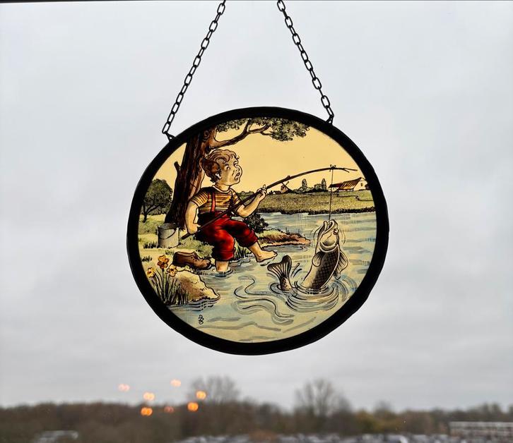 Antiek Glas in Lood Raamhanger - Vissend Jongetje, Antiek en Kunst, Antiek | Glas en Kristal, Ophalen of Verzenden