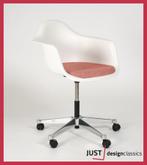 Vitra Eames Plastic Arm Chair PACC Wit / Oranje, Huis en Inrichting, Stoelen, Zo goed als nieuw