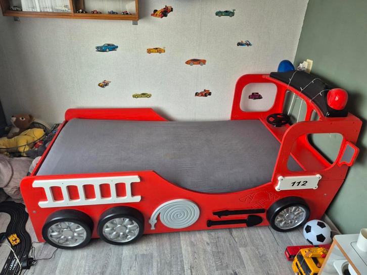 Rood brandweerbed, Kinderen en Baby's, Kinderkamer | Bedden, Gebruikt, 180 cm of meer, 85 tot 100 cm, Lattenbodem, Matras, Ophalen