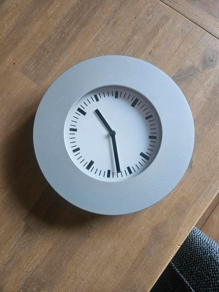 IKEA Wandklok - Stijlvol en Functioneel, Huis en Inrichting, Woonaccessoires | Klokken, Zo goed als nieuw, Wandklok, Analoog, Verzenden
