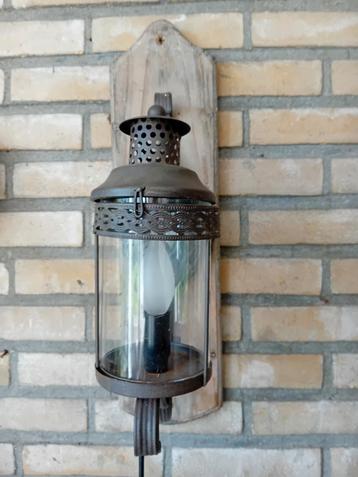 Vintage Wandlamp met Glazen Kap beschikbaar voor biedingen