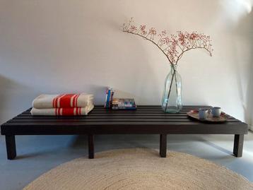 Midcentury vintage lattenbank beschikbaar voor biedingen