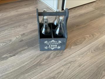 Leuk flessen rek met 4 flessen beschikbaar voor biedingen