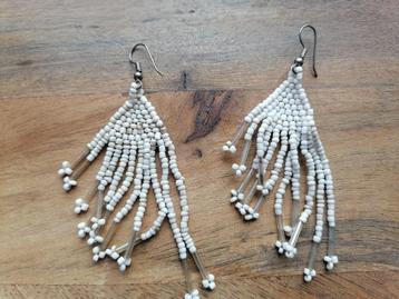 Nieuwe handgemaakte oorbellen met glaskraaltjes wit beschikbaar voor biedingen