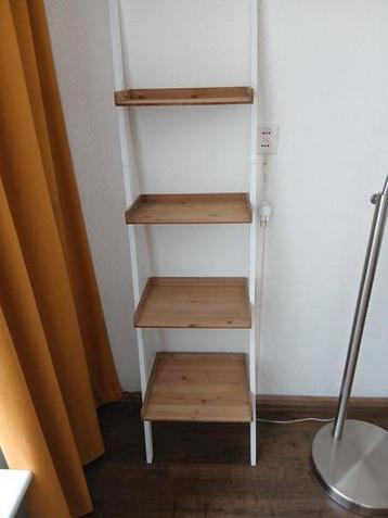 Etagere van hout beschikbaar voor biedingen