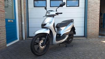 Nette peugeot tweet / 2022 / brom scooter / 1e eig / lage km beschikbaar voor biedingen