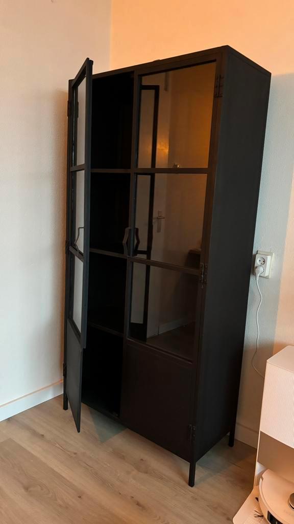 Zwarte vitrine kast, Huis en Inrichting, Kasten | Vitrinekasten, Zo goed als nieuw, 150 tot 200 cm, 50 tot 100 cm, 25 tot 50 cm