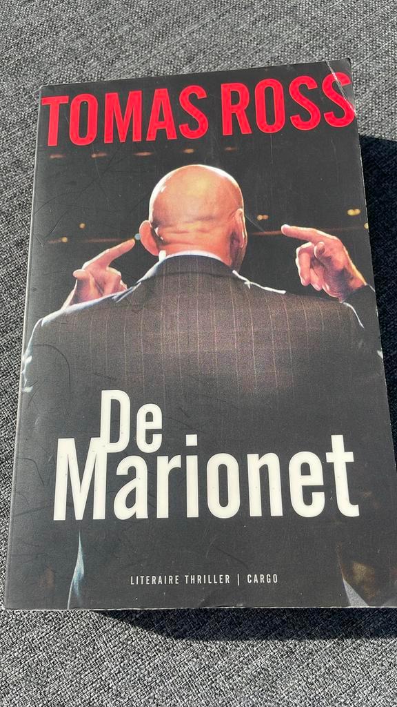 Tomas Ross - De marionet, Boeken, Thrillers, Zo goed als nieuw, Ophalen