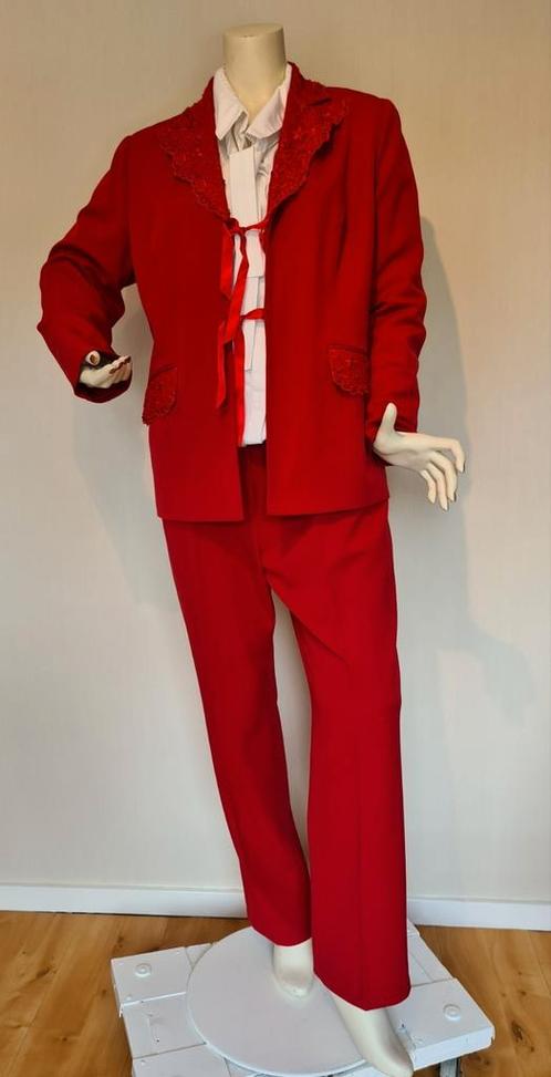Rood pak, witte bloes. Mt.42. Nieuwstaat!, Kleding | Dames, Jasjes, Kostuums en Pakken, Zo goed als nieuw, Kostuum of Pak, Maat 42/44 (L)