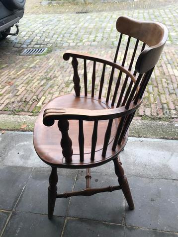 Antieke houten stoel in goede staat beschikbaar voor biedingen