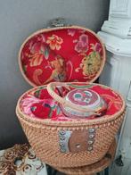 Chinese famille rose theepot in rieten mandje, Ophalen of Verzenden