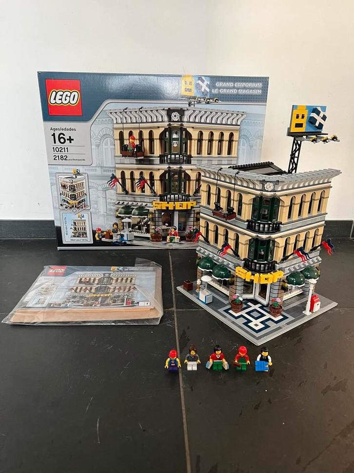 Lego 10211 Grand Emporium ZGAN met orginele doos en boekje., Kinderen en Baby's, Speelgoed | Duplo en Lego, Zo goed als nieuw