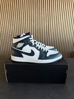 Air Jordan 1 Mid White Metallic Gold Obsidian - Maat 44.5, Kleding | Heren, Schoenen, --, Blauw, Nieuw, Ophalen of Verzenden