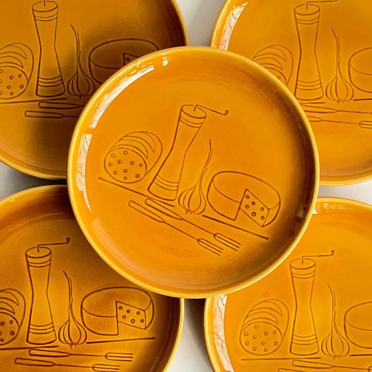 vintage okerkleurige BORDEN Mid Century 60’s kaasfondue, Verzamelen, Retro, Huis en Inrichting, Ophalen of Verzenden