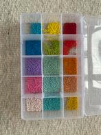 Leuke kralendoos met verschillende kleuren, Hobby en Vrije tijd, Kralen en Sieraden maken, Ophalen of Verzenden, Zo goed als nieuw