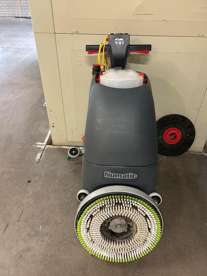 SCHROBMACHINE SCHROBZUIGMACHINE NUMATIC GRAPHITE TGB 3045, Huis en Inrichting, Schoonmaakartikelen, Ophalen