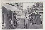 Scheveningen - Klederdracht, Bij den Klompenwinkel, Ophalen of Verzenden, 1940 tot 1960, Gelopen, Zuid-Holland