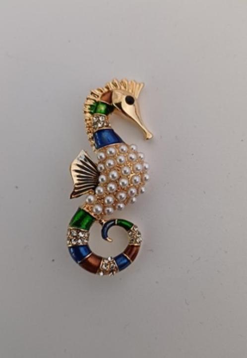 Goudkleurige broche zeepaardje blauw groen bruin pareltjes, Sieraden, Tassen en Uiterlijk, Broches, Nieuw, Blauw, Verzenden