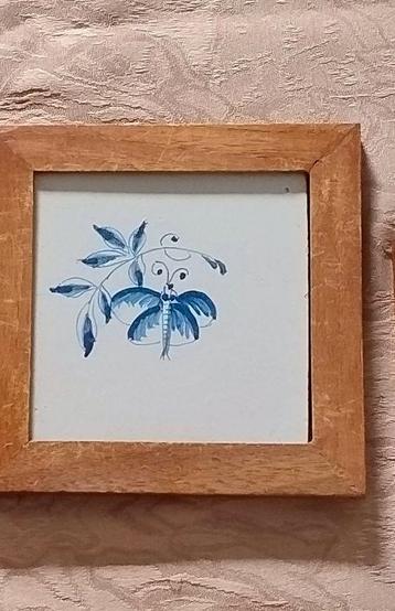Tegeltje met vlinder in lijst. beschikbaar voor biedingen