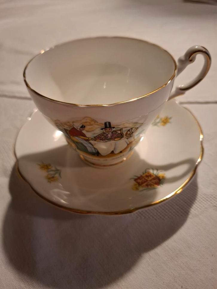 Vintage kop en schotel met gouden rand, Antiek en Kunst, Antiek | Servies los, Ophalen