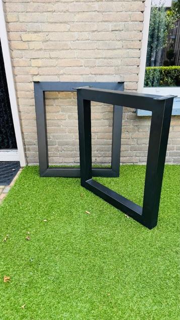 2 stuks stalen industriële tafelpoten beschikbaar voor biedingen