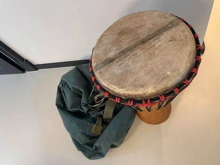 Authentieke djembe: krachtig geluid, direct speel klaar, Muziek en Instrumenten, Percussie, Zo goed als nieuw, Trommel, Ophalen of Verzenden