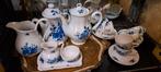 Antiek servies met blauwe bloemen, Antiek en Kunst, Antiek | Servies compleet, Ophalen of Verzenden