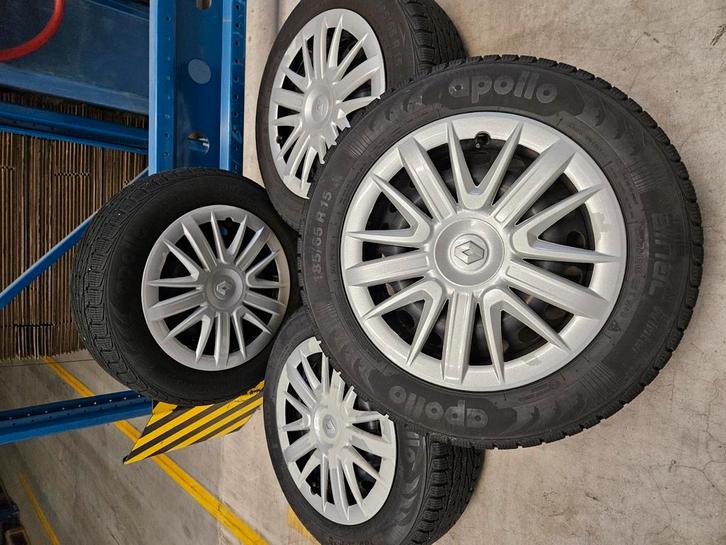4 stuks winterbanden met stalen velgen en wieldoppen, Auto-onderdelen, Banden en Velgen, Banden en Velgen, Winterbanden, 15 inch