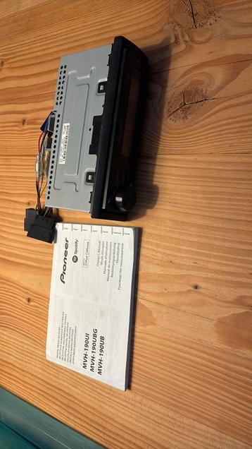 Auto radio beschikbaar voor biedingen