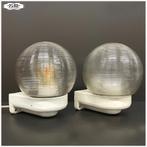 Vintage porseleinen wandlamp met bol schutglas - Bauhaus, Huis en Inrichting, Lampen | Wandlampen, Gebruikt, Vintage, Ophalen of Verzenden