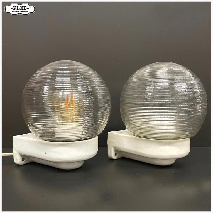 Vintage porseleinen wandlamp met bol schutglas - Bauhaus, Huis en Inrichting, Lampen | Wandlampen, Gebruikt, Glas, Overige materialen
